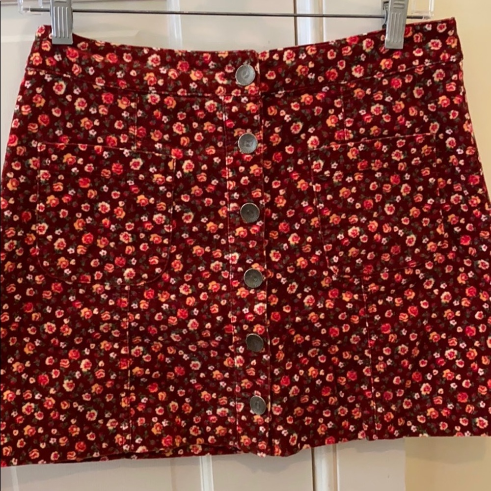 Floral button-up mini skirt with front pockets